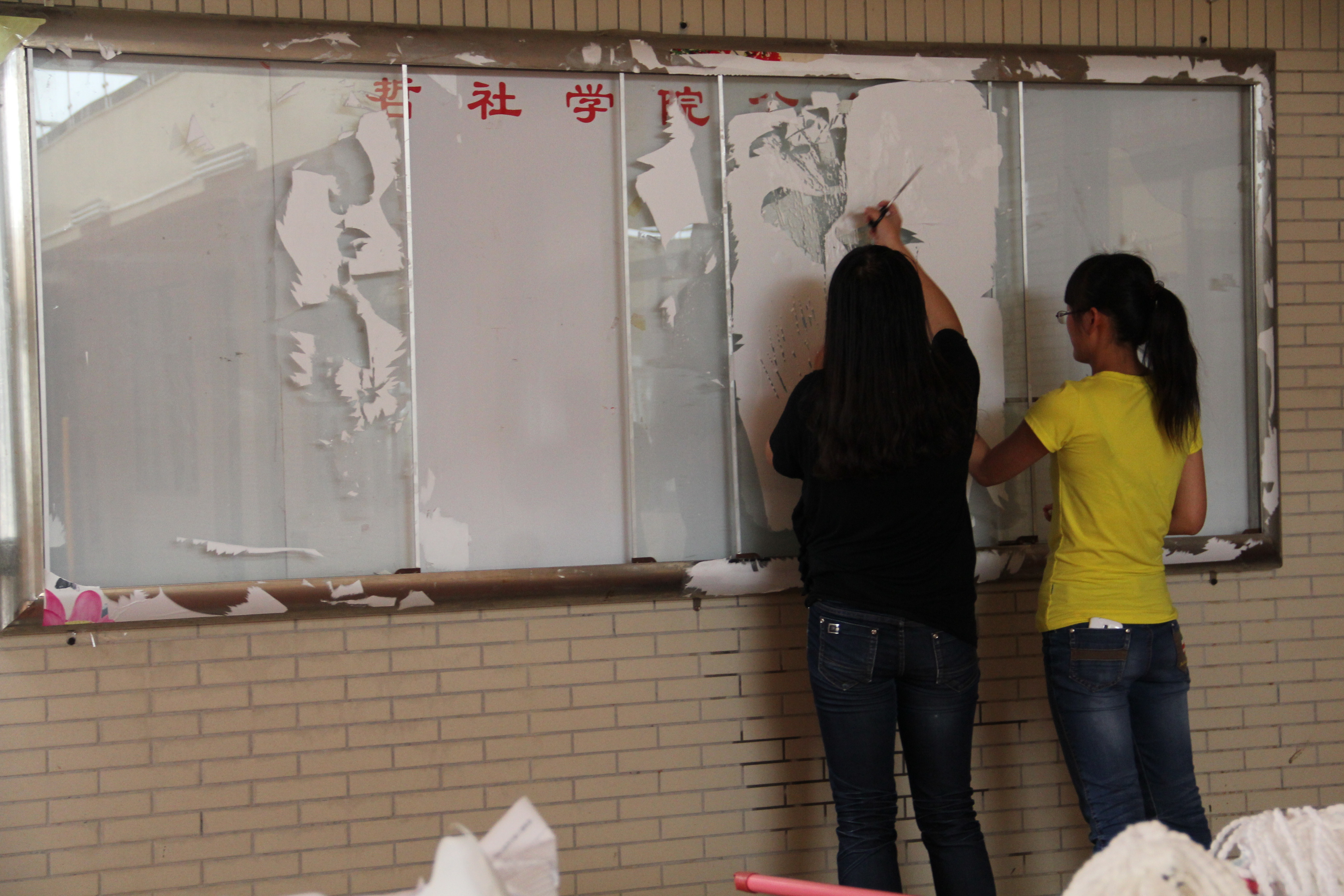 学生会干事以身作则积极劳动